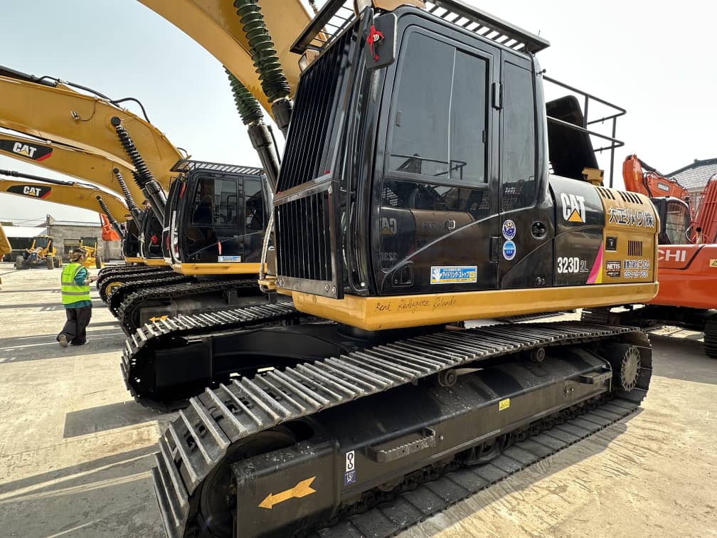 EXCAVADORA CAT 323D2L