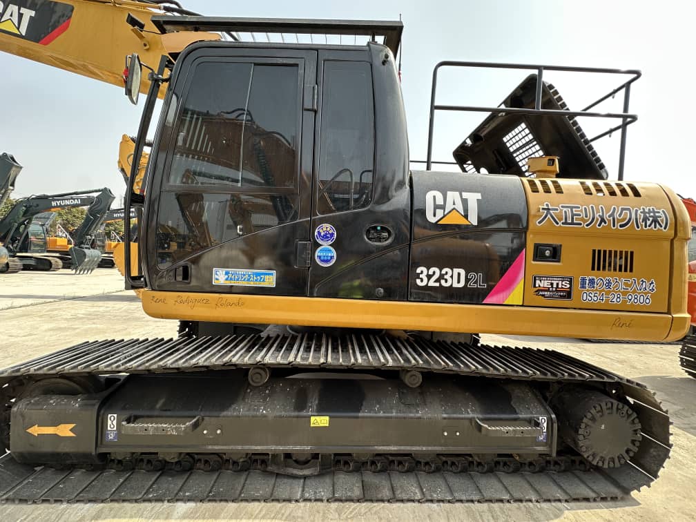 EXCAVADORA CAT 323D2L
