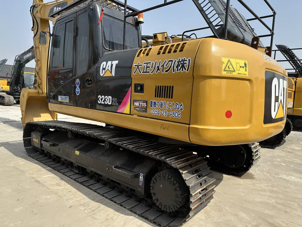EXCAVADORA CAT 323D2L