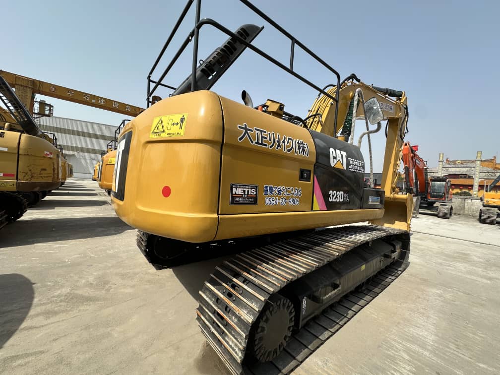 EXCAVADORA CAT 323D2L