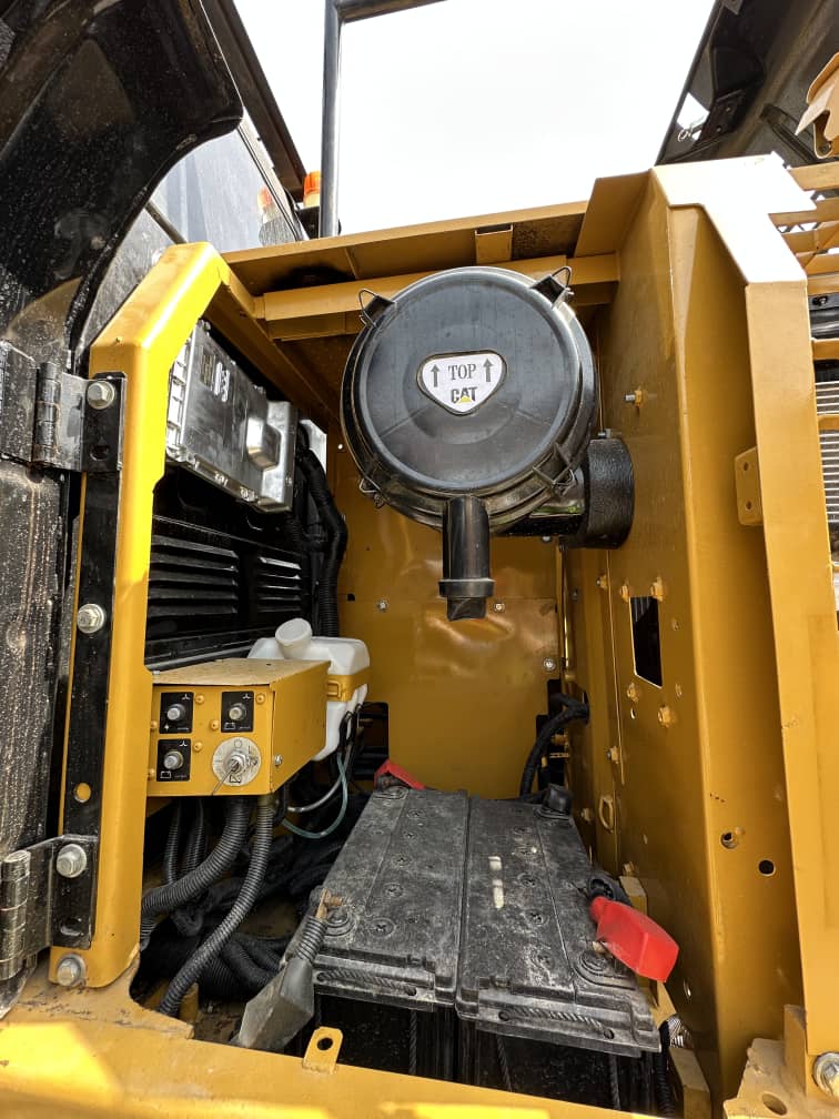 EXCAVADORA CAT 323D2L