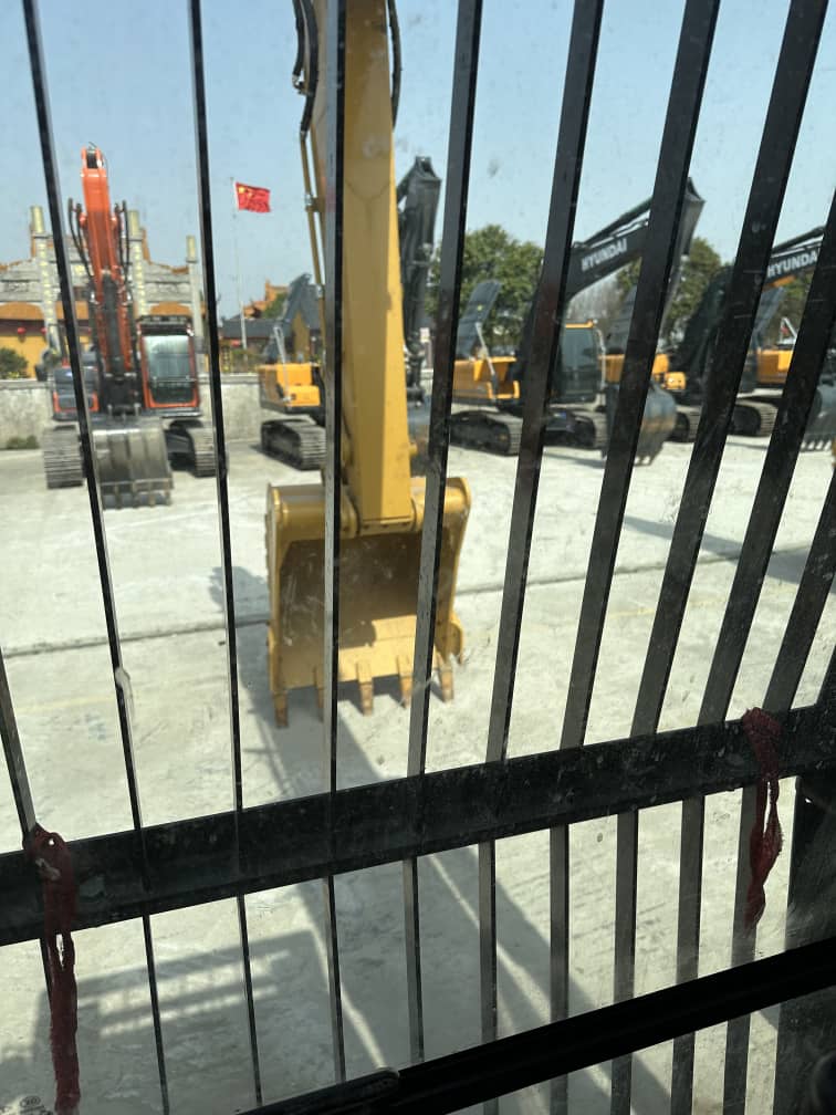 EXCAVADORA CAT 323D2L