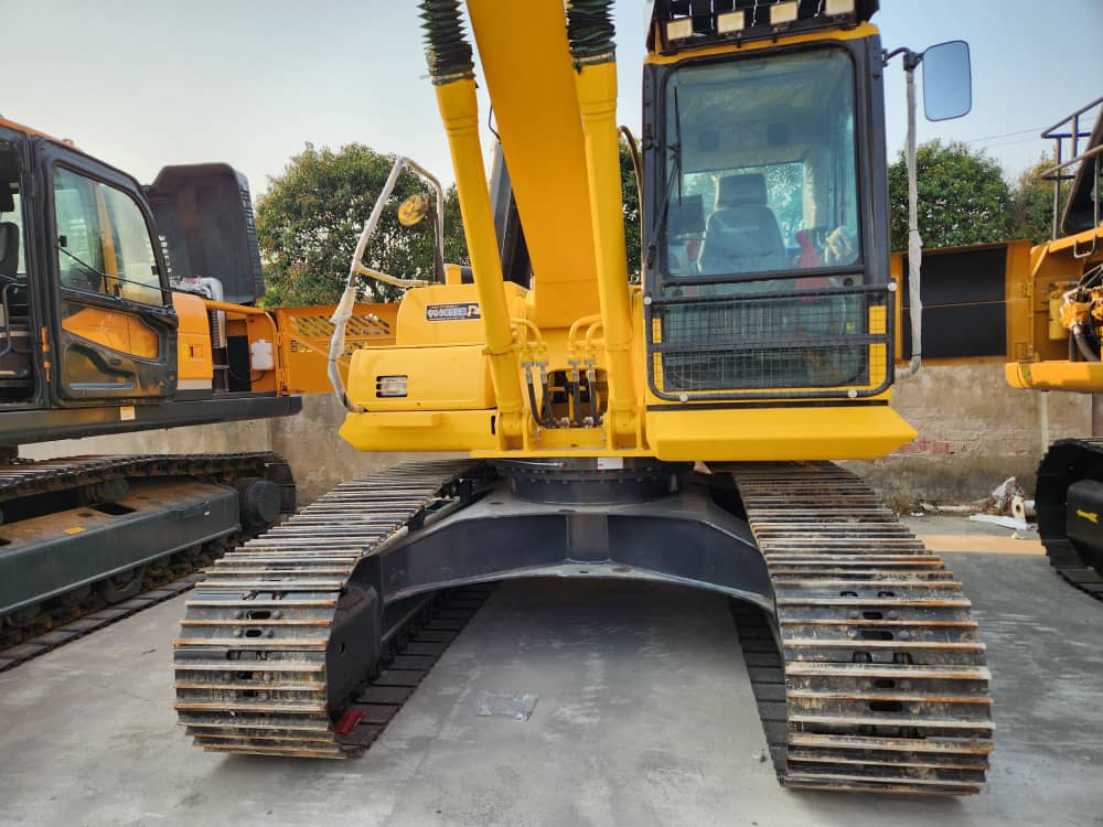 EXCAVADORA KOMATSU PC200