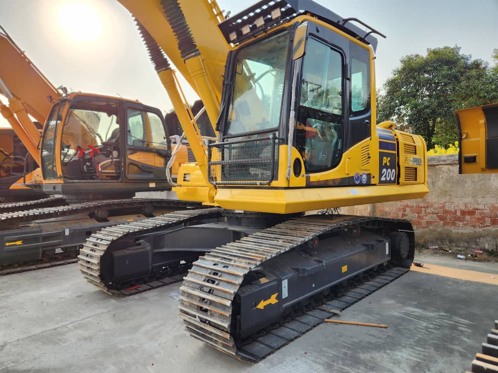 EXCAVADORA KOMATSU PC200