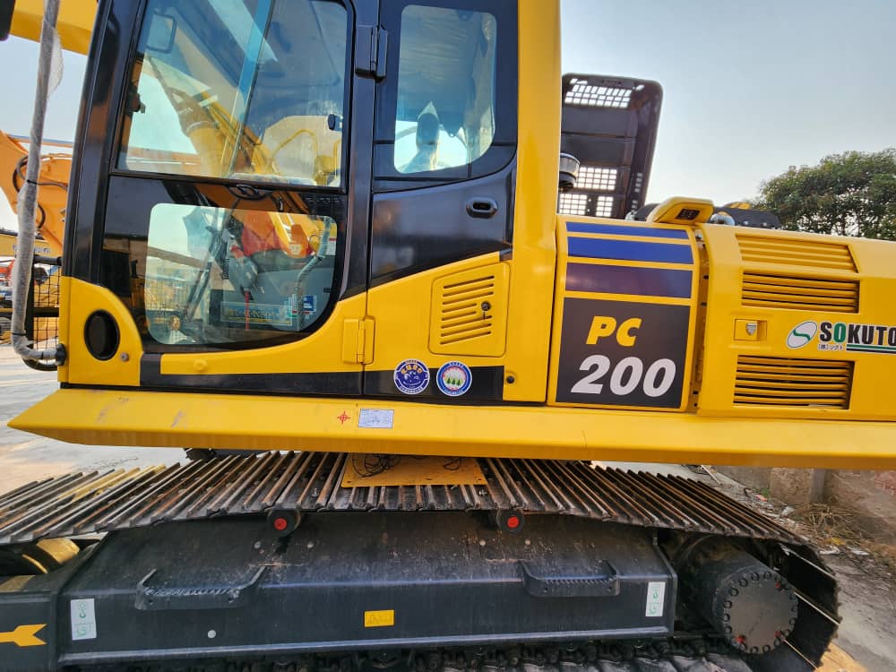 EXCAVADORA KOMATSU PC200