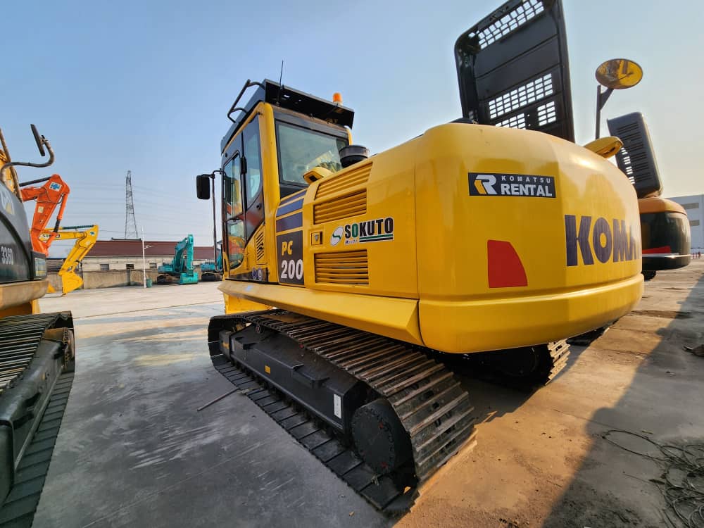 EXCAVADORA KOMATSU PC200