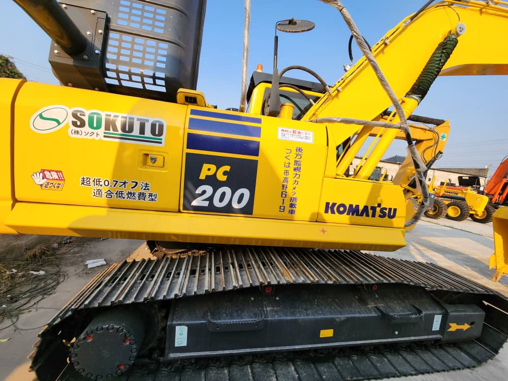 EXCAVADORA KOMATSU PC200