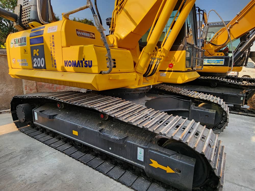 EXCAVADORA KOMATSU PC200