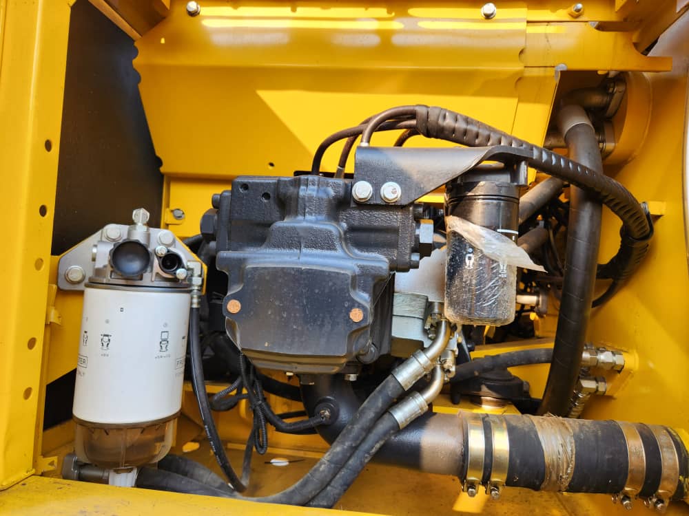 EXCAVADORA KOMATSU PC200