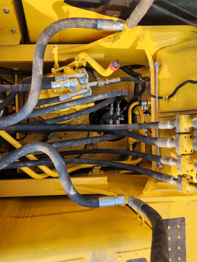 EXCAVADORA KOMATSU PC200