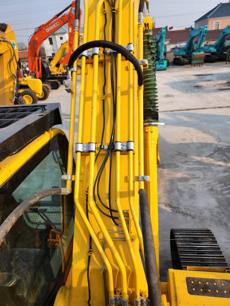 EXCAVADORA KOMATSU PC200