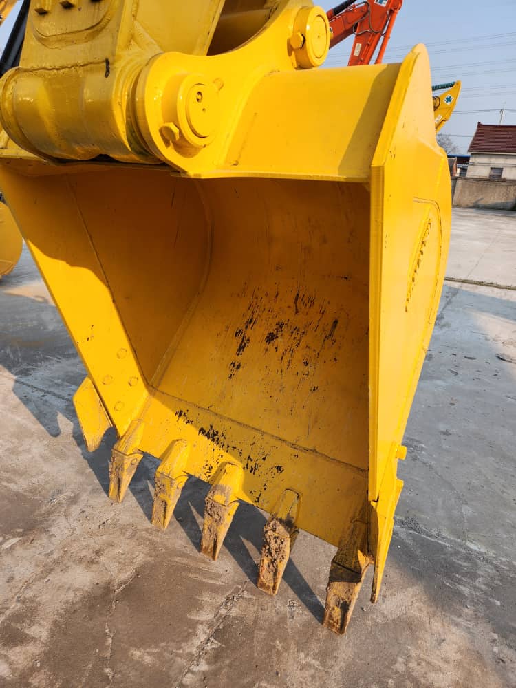 EXCAVADORA KOMATSU PC200