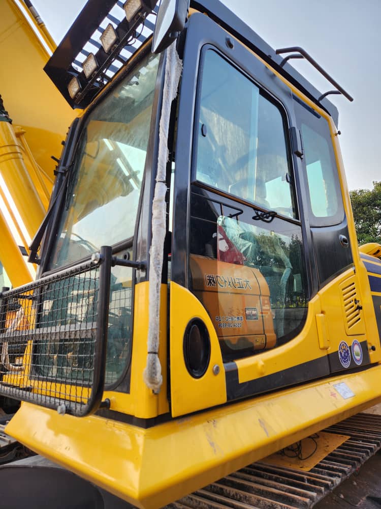 EXCAVADORA KOMATSU PC200