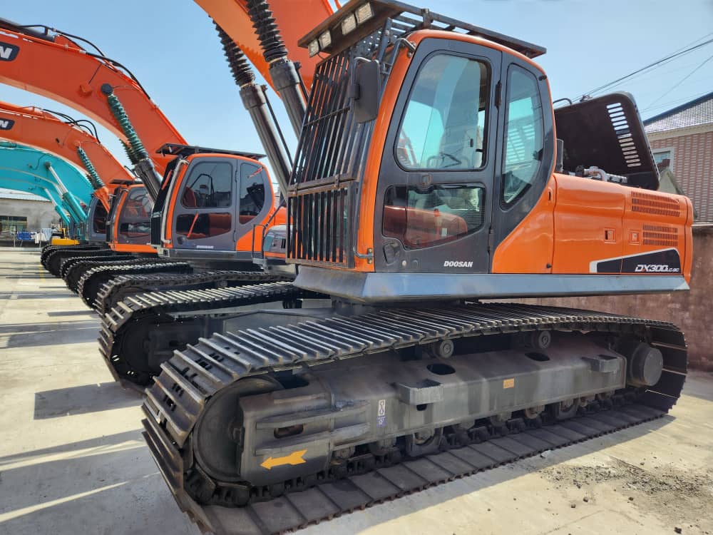 EXCAVADORA DOSSAN DX300