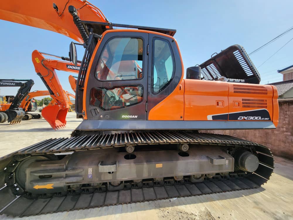 EXCAVADORA DOSSAN DX300