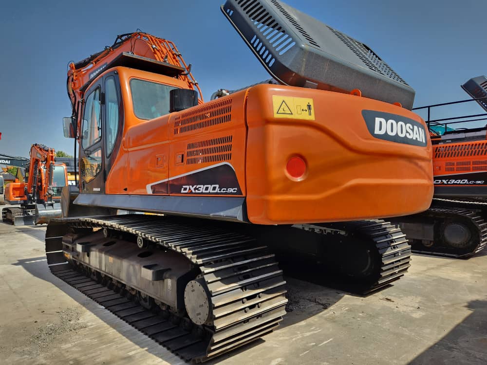 EXCAVADORA DOSSAN DX300