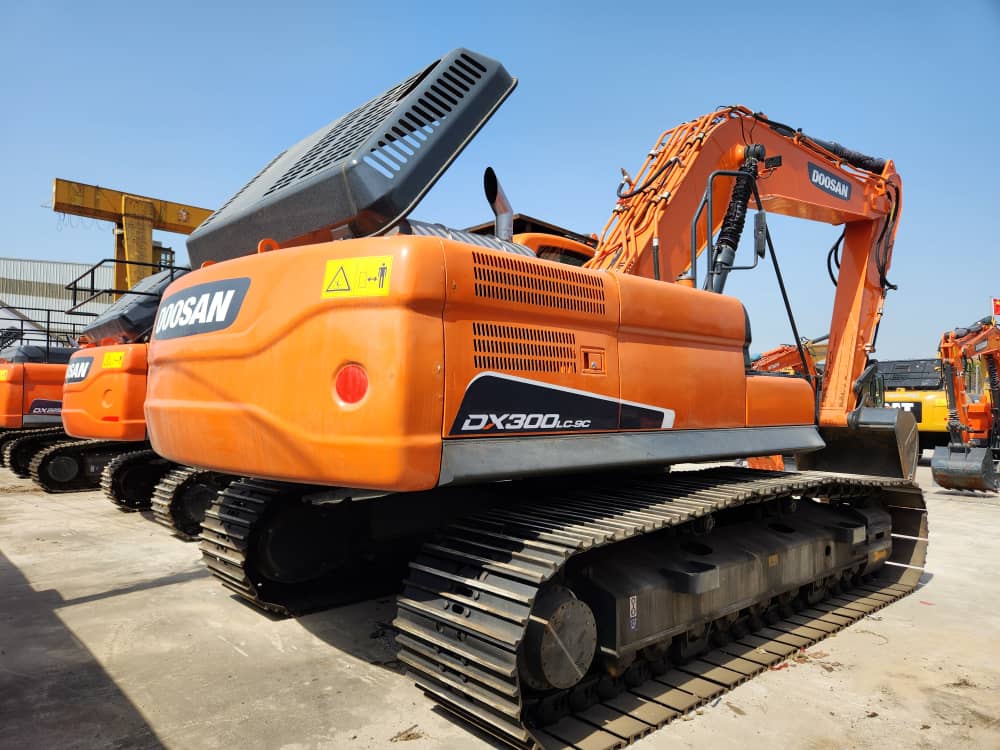 EXCAVADORA DOSSAN DX300