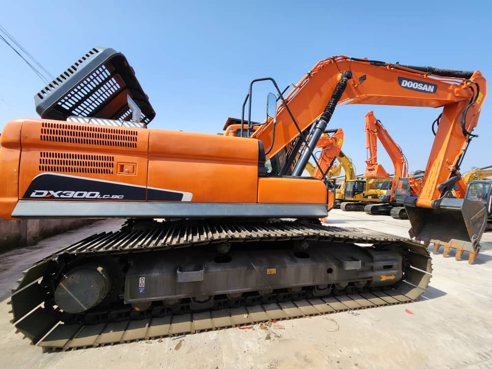 EXCAVADORA DOSSAN DX300