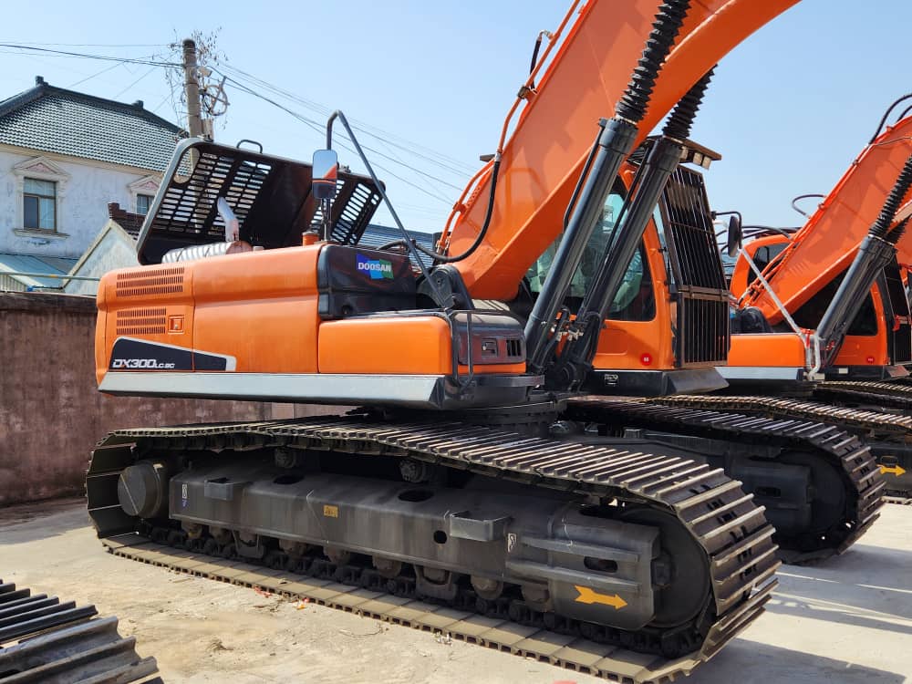 EXCAVADORA DOSSAN DX300