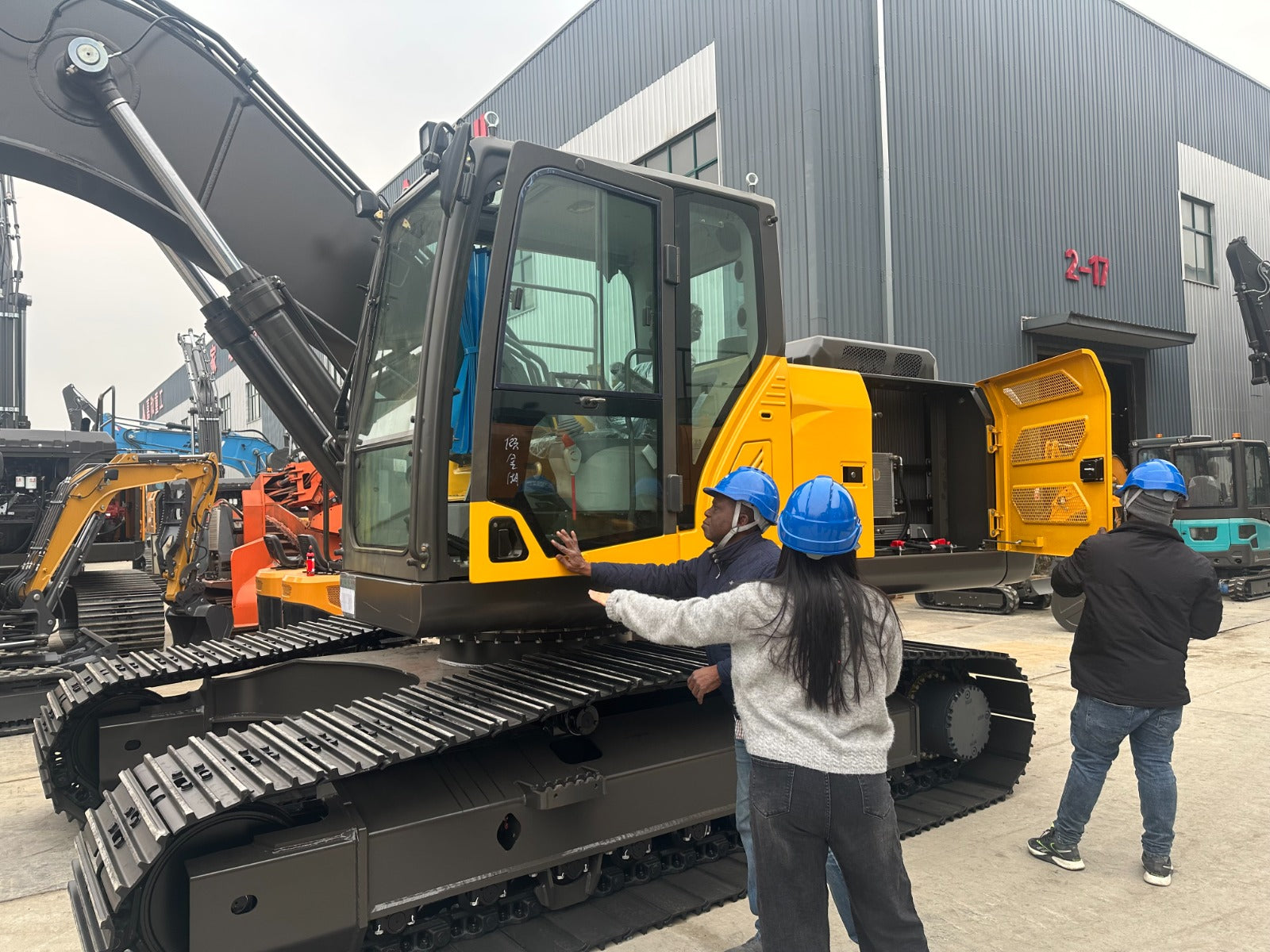 EXCAVADORA LTE230